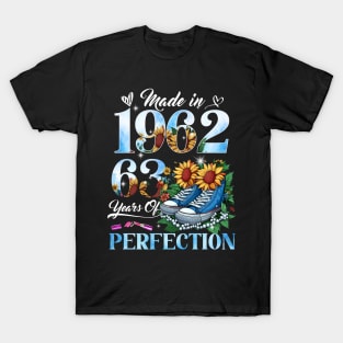 63rd Birthday Queen Made in 1962 Gifts 63 Years Old Floral T-Shirt